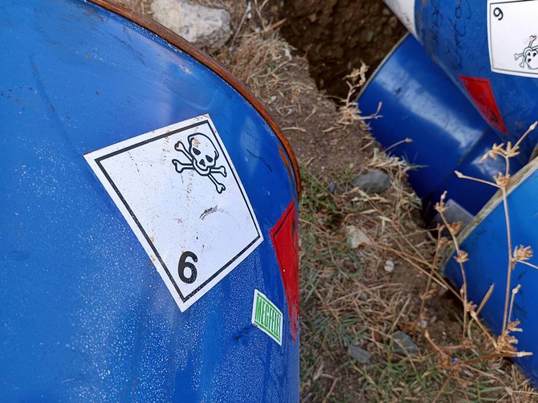 Kimyasal atığı araziye döküp gittiler: Zehir saçıyor! Metan gazına neden oldu, yanına yaklaşılmıyor 10